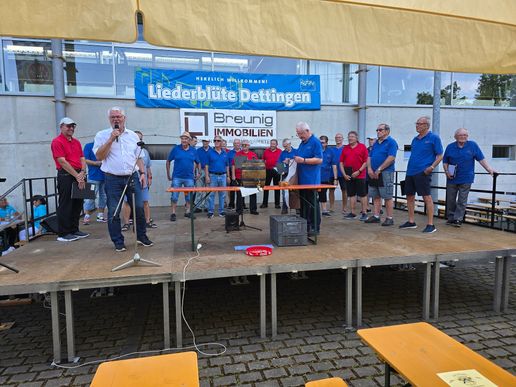 Bieranstich durch den stellvertretenden Bürgermeister von Karlstein